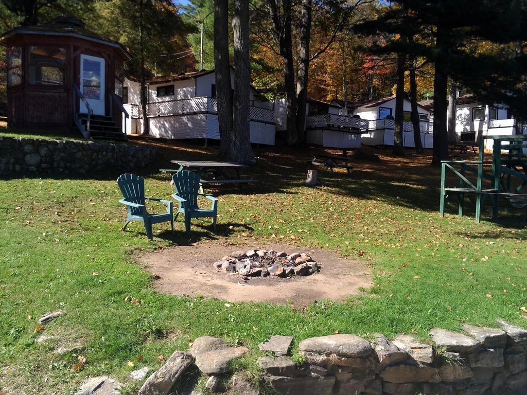 Little Hawk Resort & Marina Algonquin Highlands Екстериор снимка